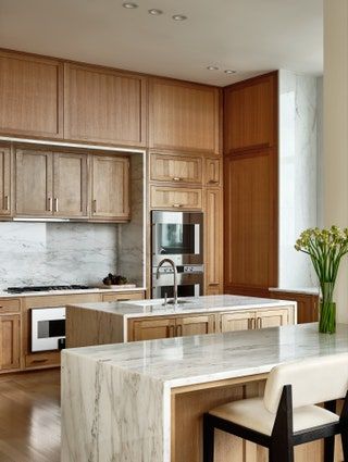 Townhome Interior, Eclectic Sofas, Modern Townhome, Manhattan Kitchen, Home Design Kitchen, Workshop Apd, Lambskin Rug, Contemporary Home Design, Tall Kitchen