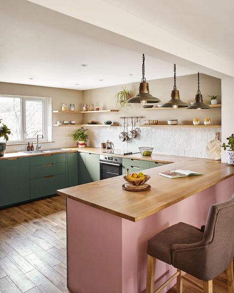 Wood Countertops Kitchen, Pastel Kitchen, Green Bird, Scandinavian Kitchen, Wood Countertops, Kitchen Diner, Kitchen Cabinetry, Green Kitchen, Kitchen Design Small