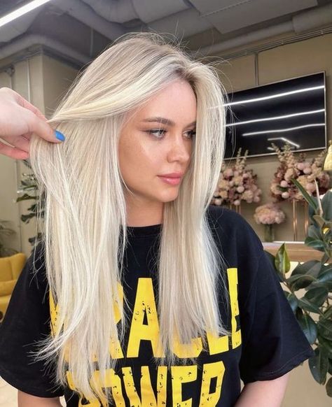 Balayage With Bangs, Balayage For Dark Brown Hair, Dark Brown Hair Rich, Cold Blonde, Blonde Honey, Blonde Hair Goals, Perfect Blonde Hair, Bright Blonde Hair, Summer Blonde Hair