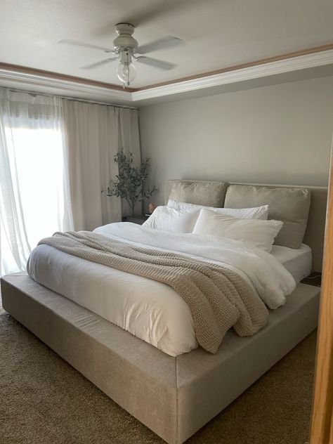 Cozy bedroom inspo King Sized Bed Aesthetic, Super Cozy Bed, Big Comfy Bed, Apartment Italy, Cloud Bed, Bed Aesthetic, Beige Room, Grey Bedroom Decor, Victorian Townhouse