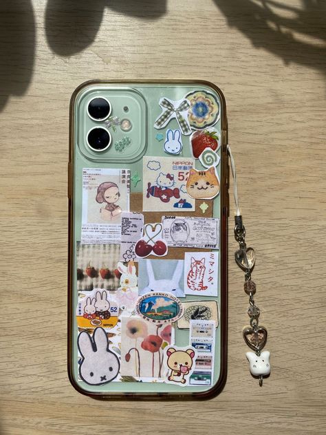 Clear Phone Case Ideas, Phone Case Collage, Clear Phone Case Design, Diy Phone Case Design, Phone Decoration, Iphone Case Stickers, Phone Inspo, Kawaii Phone Case, Cute Iphone