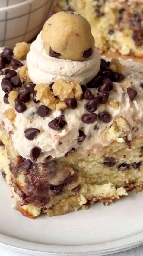 COOKIE DOUGH CAKE Cookie Dough Poke Cake, Cookie Dough Cake Easy, Cookie Dough Cake Recipe, Cookie Dough Birthday Cake, Cookie Dough Snack, Cake Batter Bars, Cookie Cake Ideas, Chocolate Chip Cookie Dough Cake, Cake With Cookies