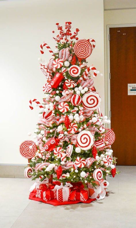 Office lobby Christmas tree decorated with red and white candy Christmas ornaments professionally decorated by the Christmas Specialists. White Christmas Tree Ideas, Candy Christmas Tree, Diy Christmas Tree Topper, Candy Cane Christmas Tree, Minimalist Christmas Tree, Christmas Tree Decorating Themes, Peppermint Christmas, Pencil Christmas Tree, Christmas Themes Decorations