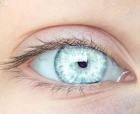 Blue Eyes Aesthetic, Rare Eyes, Mekap Mata, Beautiful Eyes Color, Light Blue Eyes, Photographie Portrait Inspiration, Aesthetic Eyes, Original Fashion, Gorgeous Eyes