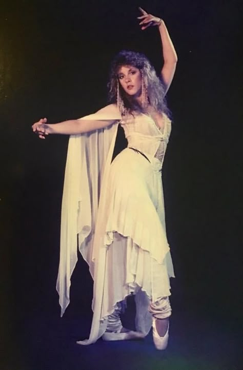 Stevie Nicks Flowy Dress, Stevie Nicks 2022, Stevie Nicks Rumours Outfit, Stevie Nicks Witch Aesthetic, Steve Nicks Concert Outfit, Steve Nicks Outfit, 80 Rock Aesthetic, Witch Asethic Outfits, Fleetwood Mac Aesthetic Outfit