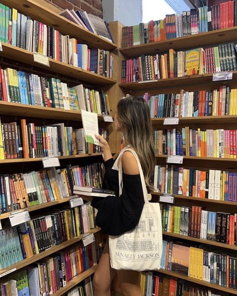 Library Photo Shoot, Romantic Comedy Books, Books Recommendations, Reader Girl, Unexpected Love, Library Aesthetic, Chandler Bing, World Of Books, Girl Reading