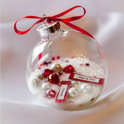 Decorate those glass or plastic ornaments just in time for Christmas. 23 new ways to dress up your tree. #diy #christmas #diyhomedecor Diy Christmas Gifts Ornaments, Ornament Diy Christmas, Clear Plastic Ornaments, Clear Christmas Ornaments, Clear Glass Ornaments, Diy Christmas Gifts For Family, Baby Christmas Ornaments, Rustic Christmas Ornaments, Diy Christmas Ornaments Easy