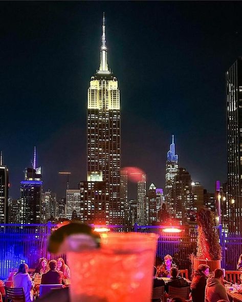 A cocktail with a fantastic view 🥂 --- 📷 @bpvny 📍 @230fifthrooftop --- #nuevayork #mpvny #nycblogger #picturesofnewyork #nycgo #nyctt #nyc #travelphotography #travelblogger #newyorkcitytt #NewYorkCity #rooftop #empirestatebuilding #230fifthrooftop 230 Rooftop Nyc, Nyc Activities, Rooftop Nyc, Nyc Rooftop, Rooftop Party, New York Pictures, City Restaurants, 20th Birthday, Rooftop Bar