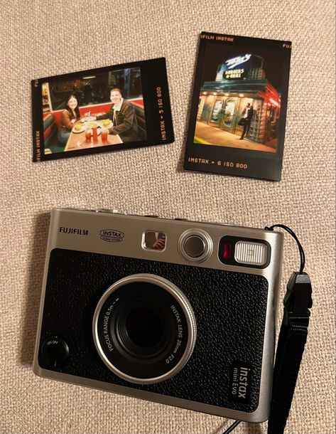 Polaroid camera Best Polaroid Camera, Polaroid Camera Decoration, Camera That Prints Out Pictures, Film Camera Decoration, Polaroid Now Photos, Best Vintage Cameras, Poloroid Cam, Poloride Photo, What To Do With Polaroid Pictures