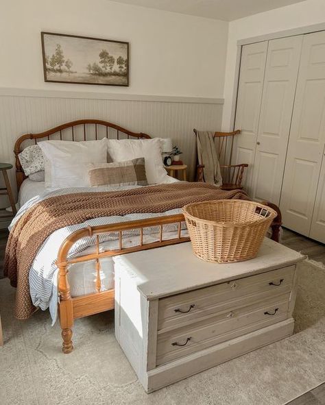 28 Cottage Core Bedroom Decor Ideas » Lady Decluttered Bedroom Bed Inspiration, Antique Rustic Bedroom, Cute Day Bed Ideas, Farm Room Aesthetic, Bedroom Inspo Country, Guest Bedroom Ideas Wooden Bed, Cottage Style Master Bed, Cottage Farmhouse Master Bed, Vintage Farmhouse Style Bedroom