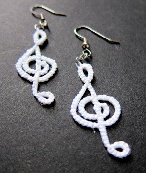 White Tatted treble Clef Earrings  - Carolyn Crochet Music, Crochet Jewlery, Tatting Earrings, Crochet Jewelry Patterns, Crochet Earrings Pattern, Tatting Jewelry, Needle Tatting, Tatting Lace, Tatting Patterns