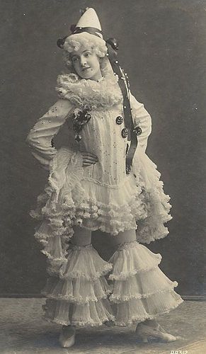 Pierrot Costume, Cirque Vintage, Old Circus, Costume Carnaval, Pierrot Clown, Clown Clothes, Circus Performers, Send In The Clowns, Night Circus