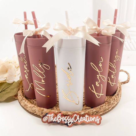 Surprise your bridesmaids / bridal party with a one of a kind Mauve personalized tumblers with a boho theme made specially for them, literally! Beautifully personalized with their name, will make a great present for anyone on your list. This style of tumblers make a great complement to your vacation trip, beach, pool, lake, or celebration! Also a great addition to your Bridesmaid Proposal Box since it comes beautifully decorated with their name and a ribbon. 🌿 This personalized tumblers can be Mauve Bachelorette Party, Bachelorette Giveaways, Bridal Gifts For Bridesmaids, Bridesmaid Proposal Fall, Bridal Party Gift Ideas, Western Bridesmaid Proposal, Bridal Proposal Box Ideas, Wedding Party Gifts For Bridesmaids, Bridal Party Boxes