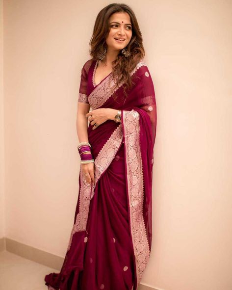 Maroon Saree, Saree Georgette, Sarees For Girls, Simple Saree Designs, Sari Design, Fancy Sarees Party Wear, Indian Saree Blouse, Simple Sarees, Indian Fashion Saree