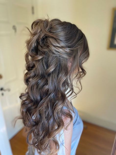 Hairstyles For Weddings Curly Hair, Up Do Hairstyles For Weddings Bridesmaid, Bride Hairstyles Half Up Half Down Braid Wedding Loose Curls, Hair Bridesmaid Half Up, Half Up Half Down Front View, Brides Hairstyles Half Up Half Down, Curly Half Up Hairstyles, Curly Bridesmaid Hairstyles, Hairstyles For Weddings Bridesmaid