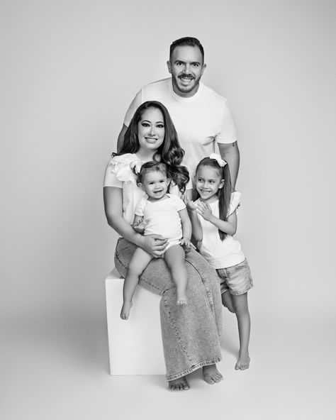 Family Of 4 Studio Photoshoot, Family Photos White Background, Family Photoshoot Ideas Studio, Photoshoot Studio Ideas, Poses Family, Family Portrait Poses, Family Poses, Photoshoot Studio, Standing Poses