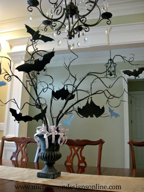 The perfect spooky centerpiece for Halloween. A #DIY Paper Bat Halloween Tree. Ball Theme Party, Décoration Table Halloween, Paper Halloween Decorations, Paper Bats, Corner Tables, Bat Decor, Paper Bat, Table Halloween, Halloween Fest