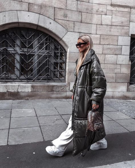 25 Puffer Jacket Outfits to Try in 2020! - Fashion Inspiration and Discovery Puffy Jacket Outfit Street Style, Long Puffer Outfit, Puffer Jacket Outfit Winter Style, Long Puffer Jacket Outfit, Puffy Jacket Outfit, Long Puffy Coat, Puffer Jacket Outfits, Best Cheap Clothing Websites, Best Puffer Jacket