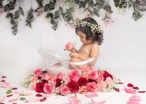 1st Birthday Bath Photoshoot, Smash And Splash Session, First Birthday Photo Shoot Ideas Flowers, First Birthday Milk Bath Photos, Floral Cake Smash Photography, Baby Flower Photoshoot, Baby Spring Photoshoot, Spring Baby Photoshoot, Spring Newborn Photos