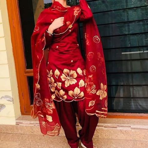 Instagram photo by Sardari .suit • Sep 25, 2019 at 12:39 PM Red Suit Combination, Bridal Red Suit, Suit Design For Wedding, Suit Baju Design, Red Suit Design, Simple Suit Designs, Black Salwar, Designer Punjabi Suits Patiala, Punjabi Suits Party Wear