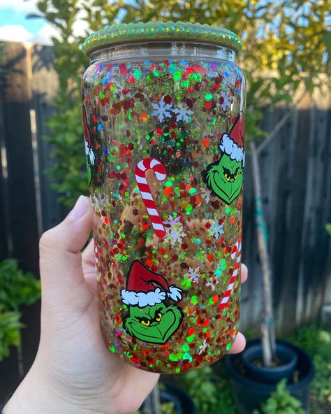 Snowglobe Glass Can Ideas, Snowglobe Glass Tumbler, Snowglobe Glass Can, Glass Snowglobe Tumbler Ideas, Grinch Snowglobe Tumbler, Snow Globe Glass Can, Glass Can Cup Ideas, Grinch Tumbler Ideas, Snow Globe Tumbler Ideas