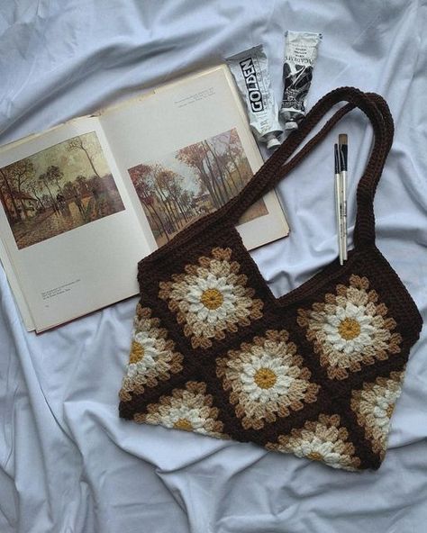 Daisy Granny Square Projects, Granny Square Book Bag, Brown Granny Square Bag, Crochet Patch Bag, Crochet Brown Bag, Crochet Bag Color Combination, Crochet Bag Layout, Fall Crochet Bag, Brown Crochet Ideas