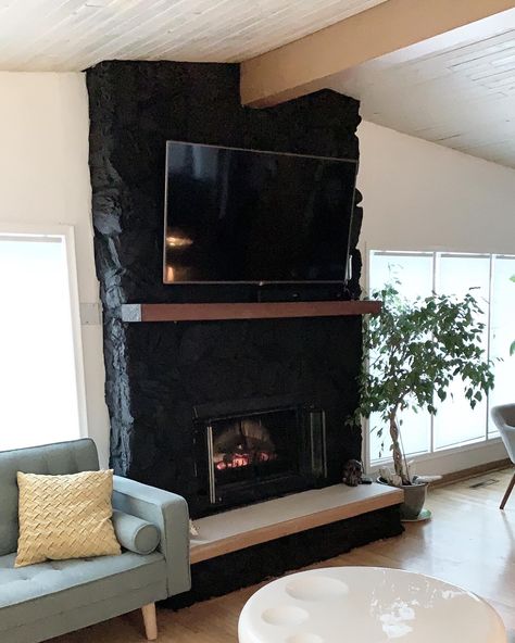 Painted Rock Fireplaces, Mid Century Modern Makeover, Black Brick Fireplace, Painted Stone Fireplace, Stone Fireplace Makeover, Painted Brick Fireplaces, Black Fireplace, Paint Fireplace, Brick Fireplace Makeover