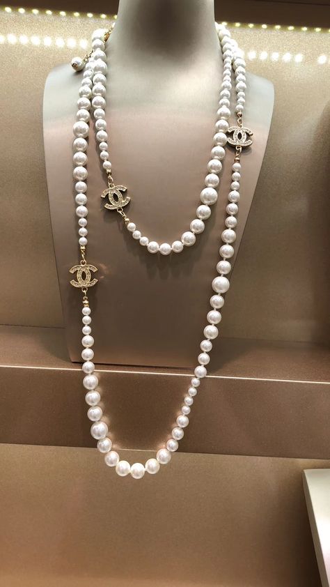 Channel Pearl Necklace, Long Pearl Necklace Outfit, Channel Necklace, Big Heels, Pearl Necklace Aesthetic, Pearl Necklace Outfit, Chanel Pearl Necklace, Chanel Necklace, Chanel Pearls