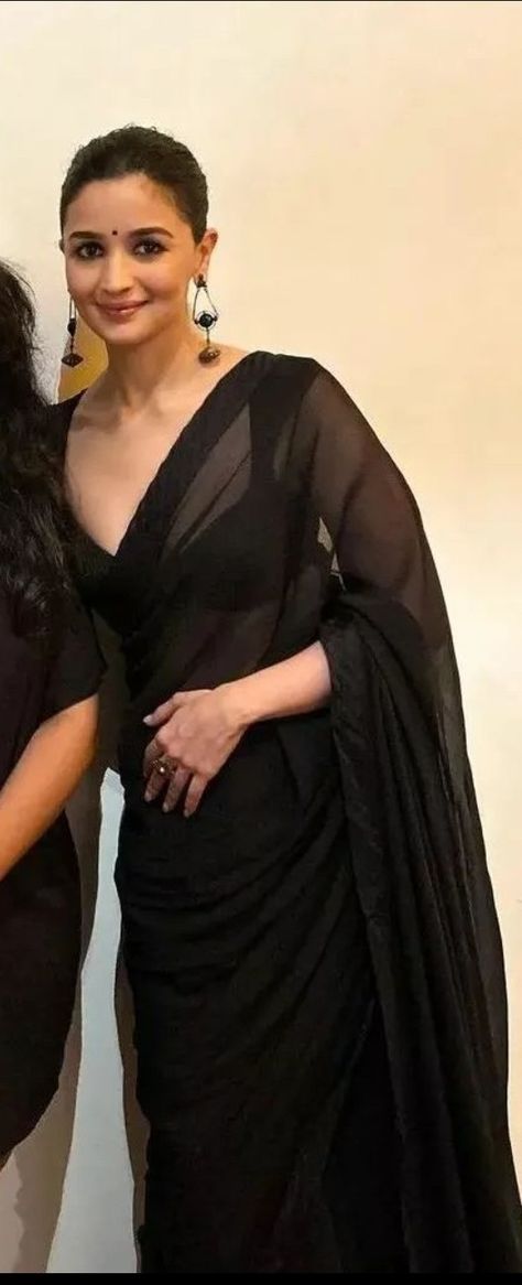 Alia Bhatt Saree, Simple Saree Designs, Simple Sarees, Black Saree, Beautiful Dresses For Women, Press Tour, Bollywood Girls, Saree Look, Alia Bhatt