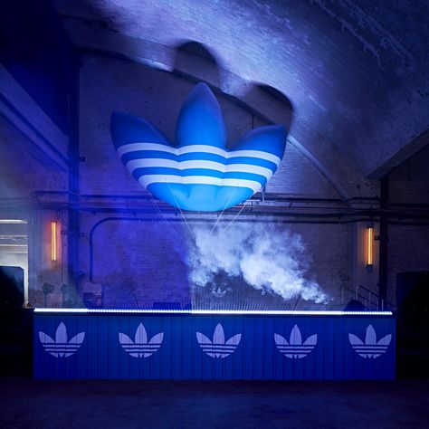 Global design brand Adidas has its flagship Originals store in the heart of Berlin. It has been a pillar of the rapidly growing trainers scene in Germany for over twenty years. In August 2022 the company decided to throw a massive end-of-summer party for over 700 exclusively invited friends and ambassadors of the famous brand. ‘Made Originals Berlin’ was a mini-city of pop-up stores in a secret location developed in #the_midnight_club Sports Pop Up Store, Adidas Event, Adidas Store Design, Brand Event Activation, Adidas Pop Up Store, Adidas Berlin, Immersive Pop Up Store, Film Projection, Adidas Store