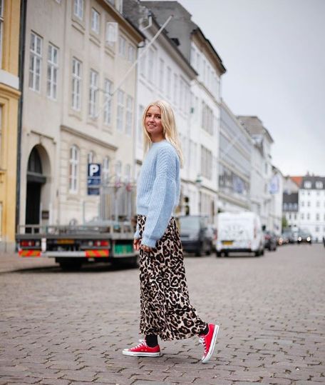 The Unexpected Shoe Fashion Girls Are Wearing With Skirts Leopard Print Color Combos, Skirt With Sneakers Outfits, Sneakers With Skirt, Long Skirt With Sneakers, Shoes With Skirts, Skirt With Sneakers, Skirt Sneakers, Skirts With Sneakers, Morning Outfit