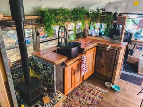 Bus Conversion Kitchen, Hippie Camper Interior, Burger Trailer, Skoolie Design, Skoolie Ideas, School Bus Tiny House, Homeless Shelters, Kombi Motorhome, Camper Interior Design