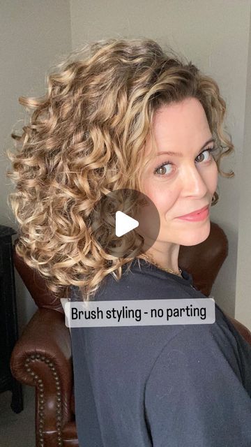 2,008 likes, 68 comments - me.and.my.curls on September 25, 2023: "Brush styling -No specific parting. I don’t establish an obvious part in my hair on my washdays. This allows me to flip my part from one day to the next which often helps avoid refreshing and gives me root volume. Products: @discovertreluxe •Curl Renew & Restore Cleansing Rinse •Untie the Knot leave in conditioner •Hi Definition Curl Enhancer Styling Gel - Fragrance free •Soothe & Restore Curl Defining Mousse Tools used Curly Hair Parted To The Side, Fall Hair Curly Natural Curls, Styling Shoulder Length Curly Hair, How To Maintain Curls, Curly Hair Over 60 Women, How To Style 2b Hair, How To Elongate Natural Curls, How Do I Curl My Hair, How To Get Big Curls For Long Hair