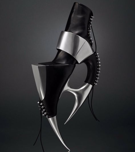 Artistic Shoes, Futuristic Shoes, Extreme Fashion, Creative Shoes, Diana Vreeland, Ugly Shoes, Fantastic Shoes, Futuristic Style, Funky Shoes