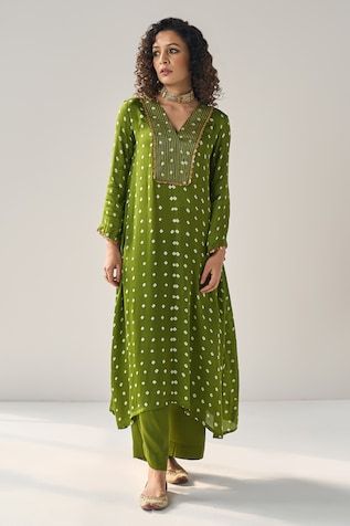 Green tie-dye kurta with bandhani patterns and sequin embellishments. Comes with pant. - Aza Fashions Summer Fashion Dresses Casual, Stylish Kurtis Design, Bandhani Dress, Kaftan Designs, Saree Blouse Neck Designs, Ikat Dress, Pant For Women, Embroidered Pants, Willow Pattern