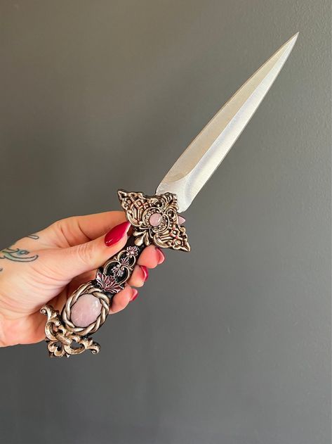 Prop Concept, Fantasy Dagger, Knife Aesthetic, The Huntress, Pretty Knives, Kambaba Jasper, Dagger Tattoo, Dagger Knife, Cool Swords