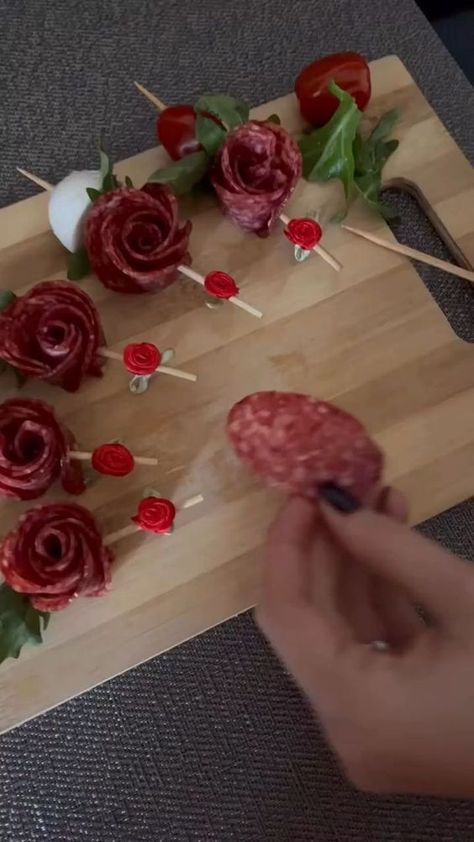 Rose Food, Sommer Mad, Decorações Com Comidas, Rose Recipes, Amazing Food Decoration, Party Food Buffet, Catering Ideas Food, Charcuterie Inspiration, Party Food Platters