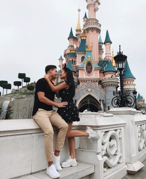 Disneyland Couples Pictures, Disney World Fotos, Couples Disney, Disney Poses, Paris Photo Ideas, Disney Picture Ideas, Disneyland Photography, Paris Couple, Foto Disney