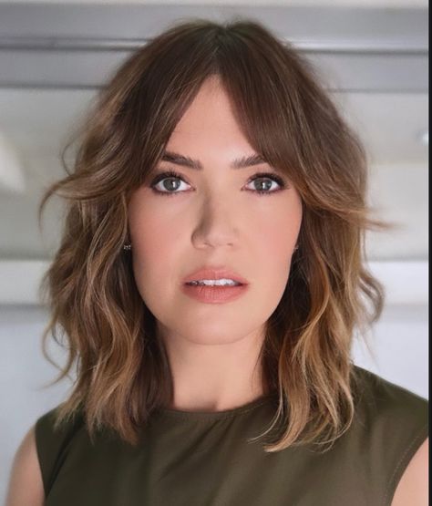 Mandy Moore This Is Us Hair, Mandy Moore Hair Bangs, Mandy Moore Curtain Bangs, Mandy Moore Makeup, Mandy Moore Bangs, Brunette Mid Length Hair, Mandy Moore Hairstyles, Mandy Moore Style, Mandy Moore Short Hair