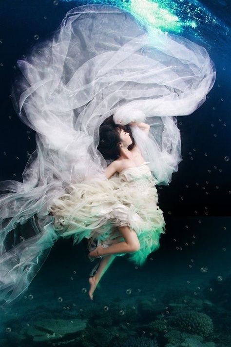 Breathtaking. Literally, I stopped breathing when I saw this. #underwaterphotography Underwater Maternity Photography, Underwater Film, Underwater Wedding, Underwater Model, Underwater Photoshoot, Foto Portrait, The Ancient Magus Bride, Underwater Art, Mermaid Inspired