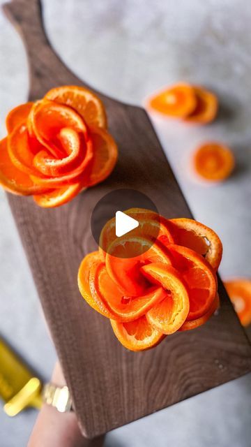 Emily Love Leserman on Instagram: "HOW TO MAKE: 🍊 roses ⁣ ⁣ orange you glad you saw this tutorial? ⁣ ⁣ whether jazzing up your kiddos lunchbox or trying to shows your brunch guests how much you love them because you turned a fruit into a rose, these @cutiescitrusofficial flowers are just the bees knees!" Fruit Flowers Cake, Fruit Flowers Diy, How To Cut Fruit Fancy, Fruit Roses, Orange Garnish, Fruit Charcuterie, Wedding Charcuterie, Carved Fruit, Shower Foods