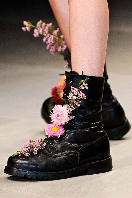 Mode Shoes, Metal Girl, Estilo Punk, Soft Grunge, Grunge Style, Doc Martens, Up Girl, Style Outfits, Creative Inspiration