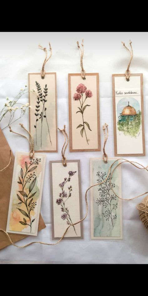 Homemade Bookmarks, Handmade Bookmarks Diy, Penanda Buku, Artist Trading Card, Pressed Flower Crafts, Ornaments Homemade, Fabric Christmas Ornaments Diy, Creative Bookmarks, Bookmark Craft