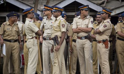 Indian Police, Mumbai Police, Police Dog, Police Uniforms, Indian Man, Police Dogs, Police Station, Police Force, Law And Order