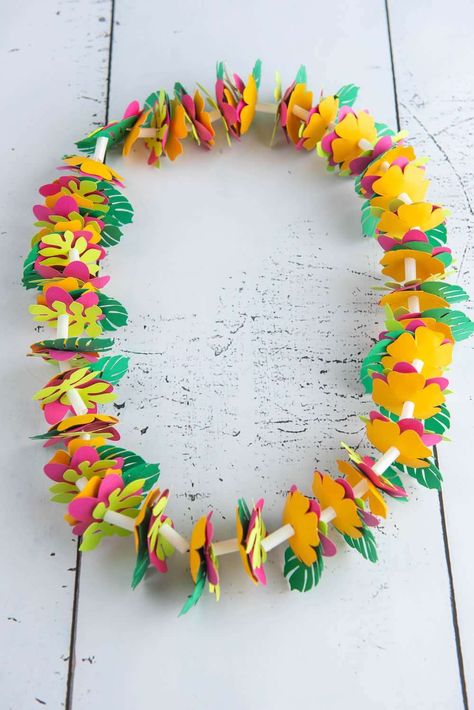 DIY Hawaiian Luau Decorations: Hawaiian Paper Lei (Cricut Craft) - Hawaii Travel with Kids Construction Paper Diy, Paper Lei, Diy Leis, Hawaii Decorations, Hawaii Crafts, Hawaiian Crafts, Luau Decorations, Cultural Crafts, Hawaii Gift