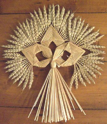 Iveramsay Maiden, copyright 2007 Elaine Lindsay  Photo by Elaine Lindsay Corn Festival, Wheat Weaving, Flower Wall Hanging Decor, Room Hanging Decor, Diy Paper Wall Hanging, Corn Dolly, Straw Art, Straw Crafts, Straw Weaving