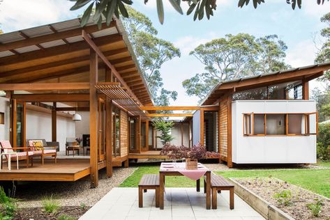 Design Case Mici, Tropical Modernism, Japanese Homes, Container Shipping, Shipping Container Home Designs, Building A Container Home, Casa Country, Country Modern, Container House Plans