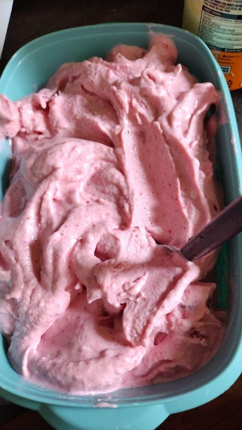 Greek Yogurt Ice Cream, Strawberry Nice Cream, Strawberry Ice Cream Recipe, Homemade Sour Cream, Plats Weight Watchers, Yogurt Ice Cream, Ww Desserts, Food Club, Nice Cream