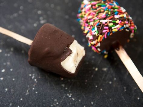 Diy Ice Cream Bar, Make Your Own Ice Cream, Ice Cream Novelties, Ice Cream Pops, Yummy Ice Cream, Diy Ice Cream, Ice Cream Treats, Icecream Bar, Ice Cream Desserts