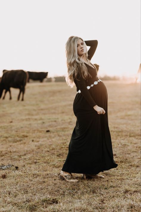 Western Maternity Shoot, Western Maternity Outfits, Maternity Photo Outfits, Cute Pregnancy Announcement, Maternity Outfits, Family Pics, Maternity Shoot, Maternity Photos, Pregnancy Shoot